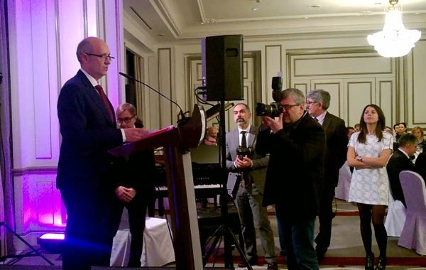 Recogiendo el premio